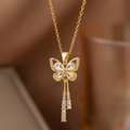Elegante goldene Schmetterlingshalskette mit Zirkonia-Flügeln und hängenden Quasten - Schmetterling Quaste Halskette (8056)