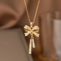 Elegante goldene Schleifenkette mit Perlen und funkelnden Zirkonia-Quasten-Anhängern - Künstliche Perle Schleife (9005)