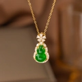 Elegante Goldhalskette mit grünem Jade-Kalebassenanhänger und funkelnden Zirkonia - Grüner Jade Hulu (9065)