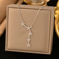 Elegante collana con fiori argentati e cristalli scintillanti su un portagioie raffinato - Stile Nappina Floreale (8245)