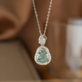 Elegante Silberhalskette mit hellgrünem Anhänger und funkelnden weißen Kristallen - Faux Chalcedon Hulu (9068)