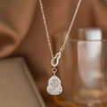 Elegante Halskette mit Glücksbeutel-Anhänger aus Silber und weißen Zirkonia-Steinen - Einstellbarer Weißer Hulu (9081)