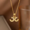 Elegante goldene Halskette mit einem kristallbesetzten Doppel-C Anhänger Design - Gold Vollstrass Doppel C Stil (9199)