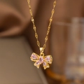 Élégant collier de style français doré avec pendentif nœud en cristal rose et diamants - Noeud Évidé (9096)