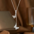 Elegante silberne Y-Kette mit zwei Schmetterlingen, hohl und mit Zirkonia besetzt - Schmetterling Quaste Stil (9262)