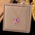 Détail du pendentif homard en émail violet sur une chaîne en acier titane doré - Style Homard Violet / Or