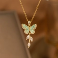 Goldene Schmetterlingshalskette mit blassgrüner Emaille und Kristallanhängern - Halskette mit cyanfarbenem und weißem Zirkonia-Schmetterling (9148)