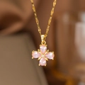 Collier doré avec pétales roses en forme de poire formant un pendentif fleur trèfle - Trèfle en Zircone Rose (9091)