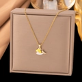 Collier en titane plaqué or 18K avec pendentif baleine en émail jaune et zircons fins - Style Baleine Jaune / Or
