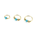 Trois tailles d'anneaux de nez dorés en acier inoxydable et turquoise sur fond blanc - 8mm Ton Or Turquoise