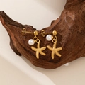 Pendientes de estrella de mar dorados con perlas blancas y textura de metal fino - Pendientes de Perla Artificial y Estrella de Mar (G144) / Dorado