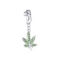 Detalle de falso piercing de ombligo plateado con colgante de hoja de cannabis verde - Estilo Hoja Pentagonal