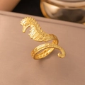 Eleganter vergoldeter Seepferdchen-Ring mit strukturierter Vintage-Optik in Gold - Seepferdchen Ring Gold