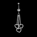 Silberner Bauchnabelpiercing mit Herz-Quasten und funkelnden Strasssteinen auf Schwarz - Drei Verbundene Herzen Stil