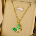 Vue détaillée du pendentif papillon en émail vert et zircons dans un écrin à bijoux - Style Papillon Émail Vert Strass / Or