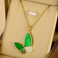Vue macro d'un pendentif papillon en émail vert et oxydes de zirconium sur chaîne dorée - Style Papillon Émail Vert Foncé / Or
