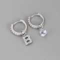 Asymmetrische zilveren oorringen met letter B-hanger en kristallen waterdruppel bedeltje - Koper / Zilver-Letter B