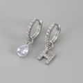 Zilveren asymmetrische oorringen met letter H en druppelvormige zirkoon hangers - Koper / Zilver-Letter H