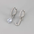 Detail van zilveren asymmetrische oorbellen met letter J en micro-paveer zirkonia - Koper / Zilver-Letter J