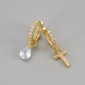 Detail van asymmetrische gouden oorbellen met kristallen druppel en letter T hanger - Koper / Goud-Letter T