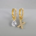 Asymmetrische gouden oorbellen met zirkonia waterdruppel en kristallen letter X bedeltje - Koper / Goud-Letter X