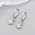 Vista macro di orecchini a cerchio in argento S925 con ciondoli a fiore scintillanti - Orecchini Quadrifoglio Strass Bianco Platino