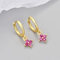 Dettaglio di orecchini a fiore dorati con cristalli rosso rosa e punzonatura in argento 925 - Orecchini Quadrifoglio Strass Rosso Dorato