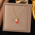 Collana con ciondolo a fragola scintillante in finitura dorata con pietre rosse - Stile Fragola Rossa (8279)
