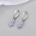 Dettaglio orecchini a cerchio in argento S925 con pendenti a fiore in zircone viola - Orecchini Quadrifoglio Strass Viola Platino