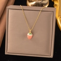 Goldene Halskette mit rosa Erdbeere-Emaille-Anhänger und funkelndem Zirkonia - Rosa Erdbeere Stil (8280)
