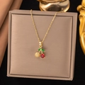 Elegante goldene Kirsch-Halskette mit rotem Edelstein und Zirkonia auf Schmuckbox - Strass Kirsche Stil (8281)