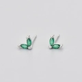 Vue macro détaillée des boucles d'oreilles papillon en argent avec pierres vertes - Or Blanc Strass Vert