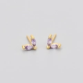 Détails macro de boucles d'oreilles papillon dorées avec pierres violettes marquise - Couleur Or Strass Violet