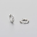 Detailaufnahme von S925 Sterling Silber Creolen mit geometrischem Rautenmuster Textur - 6mm Weißgold