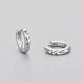 Silberne geometrische Huggie-Ohrringe mit diamantgeschliffener Facettenoberfläche - 8mm Weißgold