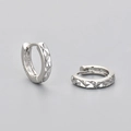 Nahaufnahme von S925 Sterlingsilber Creolen mit diamantgeschliffener geometrischer Textur - 10mm Platinfarbe