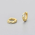 Makroaufnahme goldener geometrischer Ohrringe mit S925-Stempel und facettierter Textur - 6mm Gold