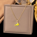 Charmant collier avec pendentif poisson doré, accents bleus et couronne en cristal - Style Poisson Couronne Jaune / Or