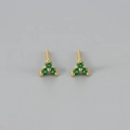 Detail van gouden oorknopjes met drie groene stenen in een minimalistische driehoek - Groene Edelsteen Gouden Basis