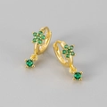 Detailed close-up of S925 stamp on star-shaped earrings with green zircon stones - Gold/Green