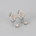 Detailansicht der S925 Silber Blumenohrringe mit Champagner-Zirkonia und Punzierung - Silber/Champagner