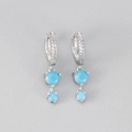 Gros plan du poinçon S925 sur boucles d'oreilles pendantes en zircon bleu et cristaux - Platine/Turquoise