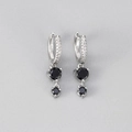 Vue détaillée de boucles d'oreilles pendantes en argent S925 avec zircons noirs - Couleur Platine / Strass Noir