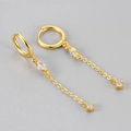 Dettaglio di orecchini a cerchio dorati con lunghe nappe a catena e zirconi bianchi - Orecchino a Bottone con Nappina a Goccia d'Acqua / Oro / Zircone Bianco