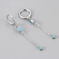 Dettaglio di orecchini a cerchio in argento con gemme blu a marquise e quadrate - Orecchino a Bottone con Nappina a Goccia d'Acqua / Platino / Zircone Blu