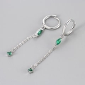 Dettaglio di orecchini pendenti in argento con nappe di zirconi verdi e ciondoli lucidi - Orecchino a Bottone con Nappina a Goccia d'Acqua / Platino / Zircone Verde
