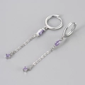 Dettaglio degli orecchini a goccia in argento con zirconi viola e lunghe catene pendenti - Orecchino a Bottone con Nappina a Goccia d'Acqua / Platino / Zircone Viola