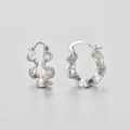 Textured sterling silver hoop earrings with ripple design and S925 engraving details - White Gold