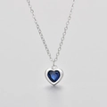 Detail van de zilveren hartketting met donkerblauwe edelsteen en ronde schakelketting - Blauwe Zirconia Hart (KXL019)