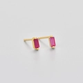 Makroaufnahme von rechteckigen rosa Edelstein-Ohrringen mit minimalistischer Goldbasis - Rosenroter Strass / Goldfarbe